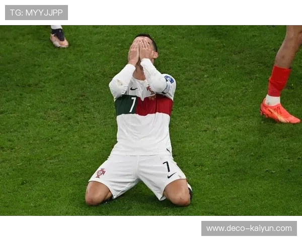 C罗染红后低头离场，葡萄牙更衣室陷入沉寂